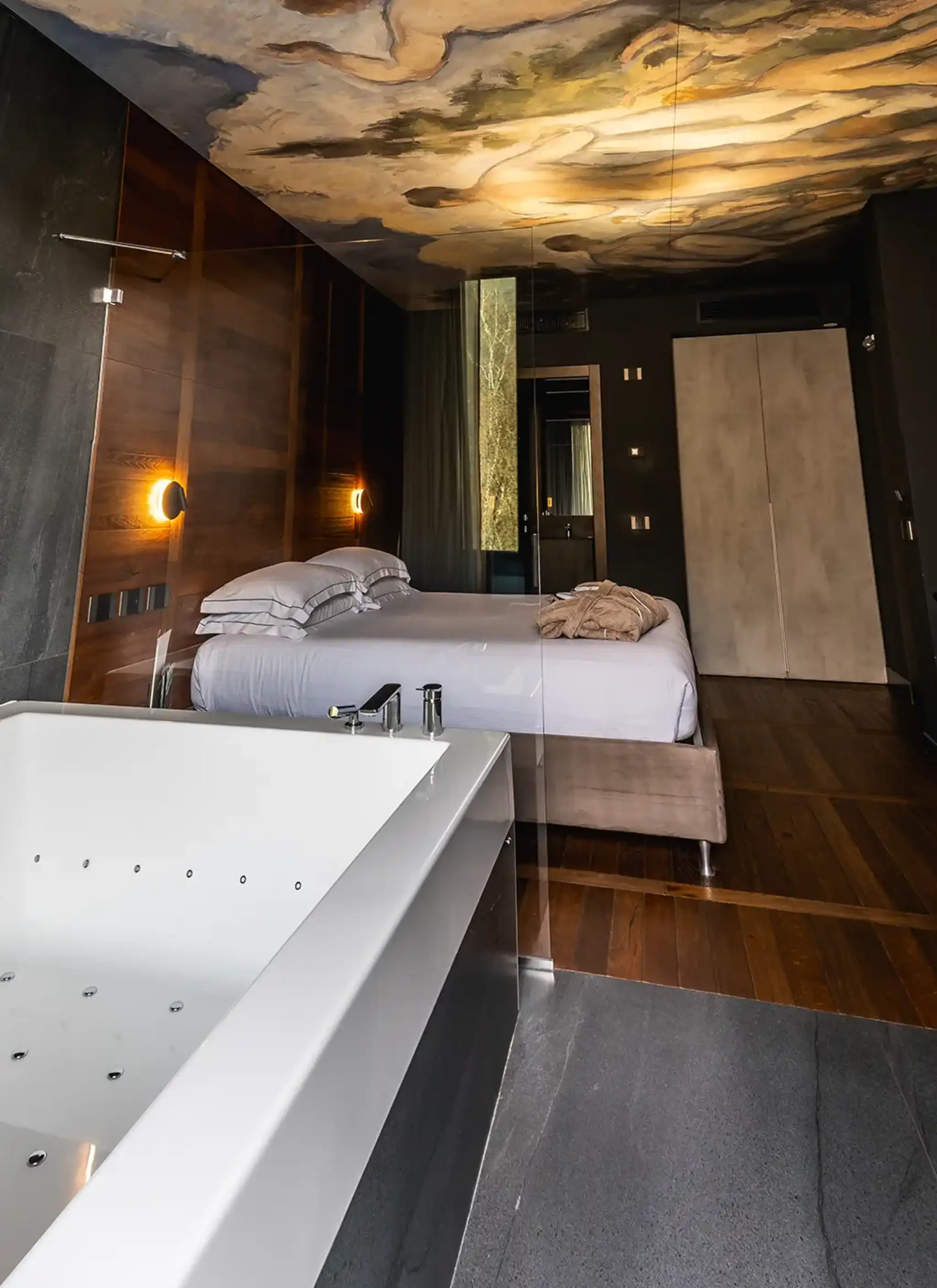 phi-hotel-piajo-junior-suite-jacuzzi-1.webp
