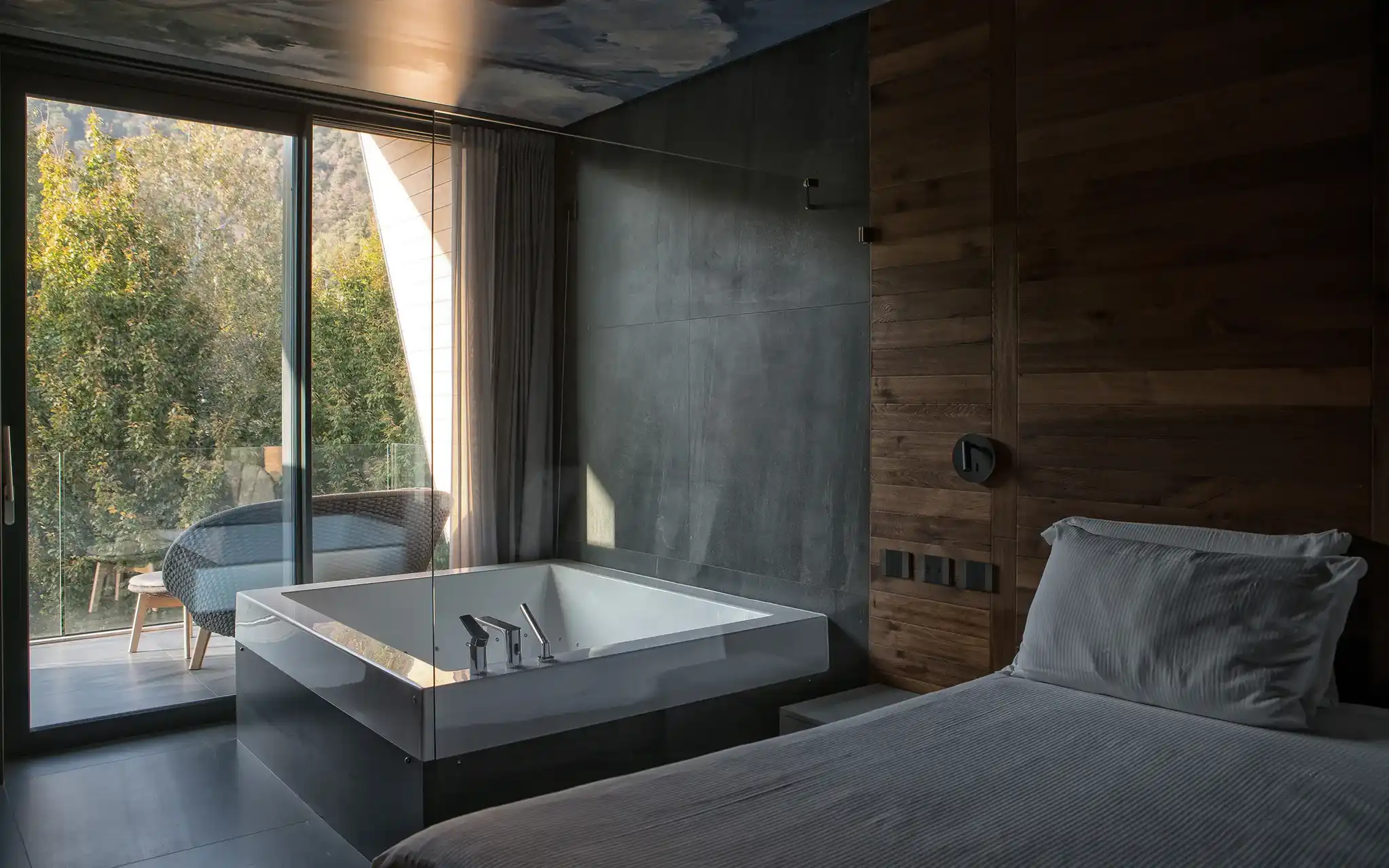 phi-hotel-piajo-junior-suite-jacuzzi-5.webp